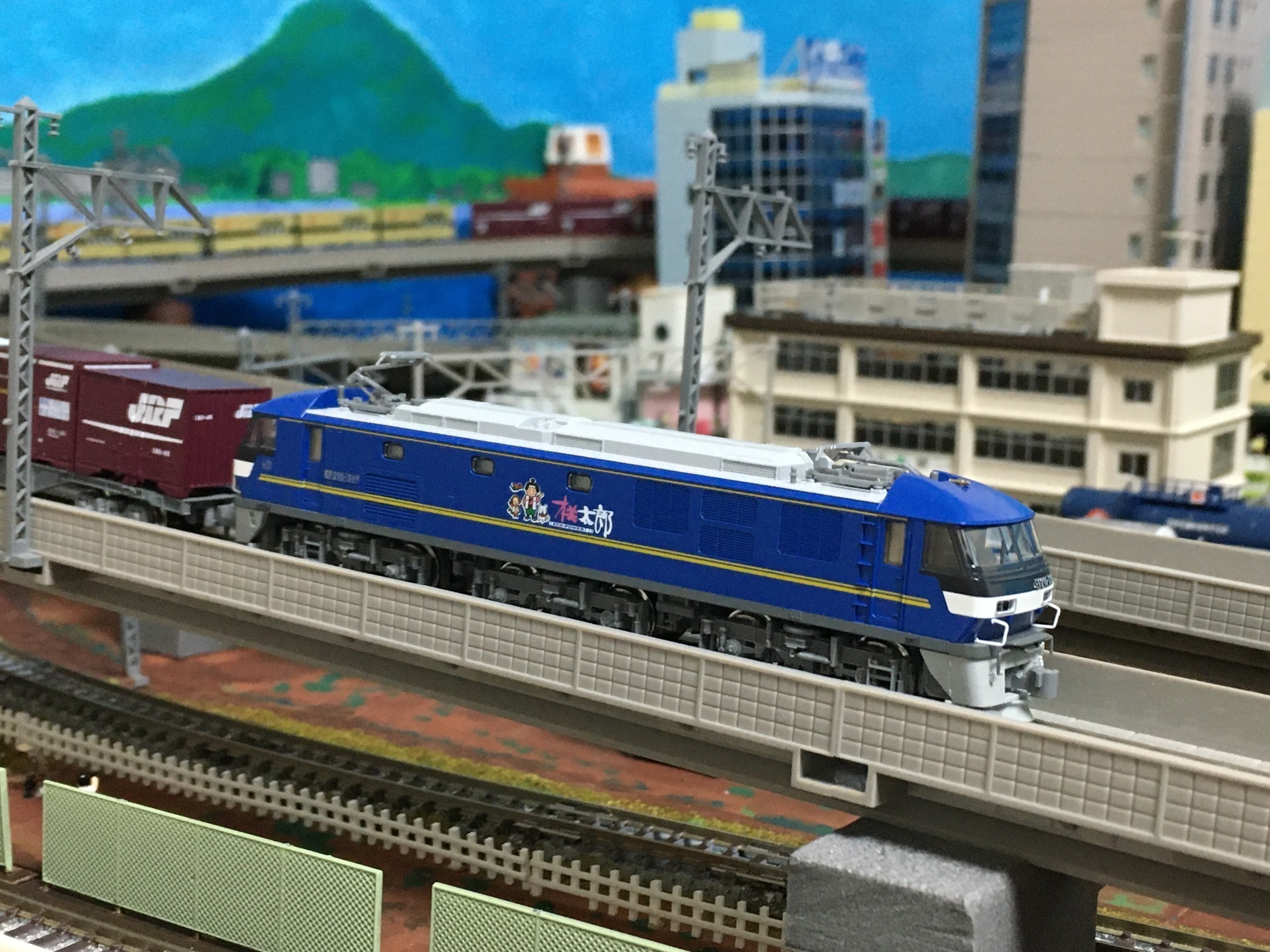 EF210 300番台入線、桃太郎キャラクターマーク付、信頼のKATO製