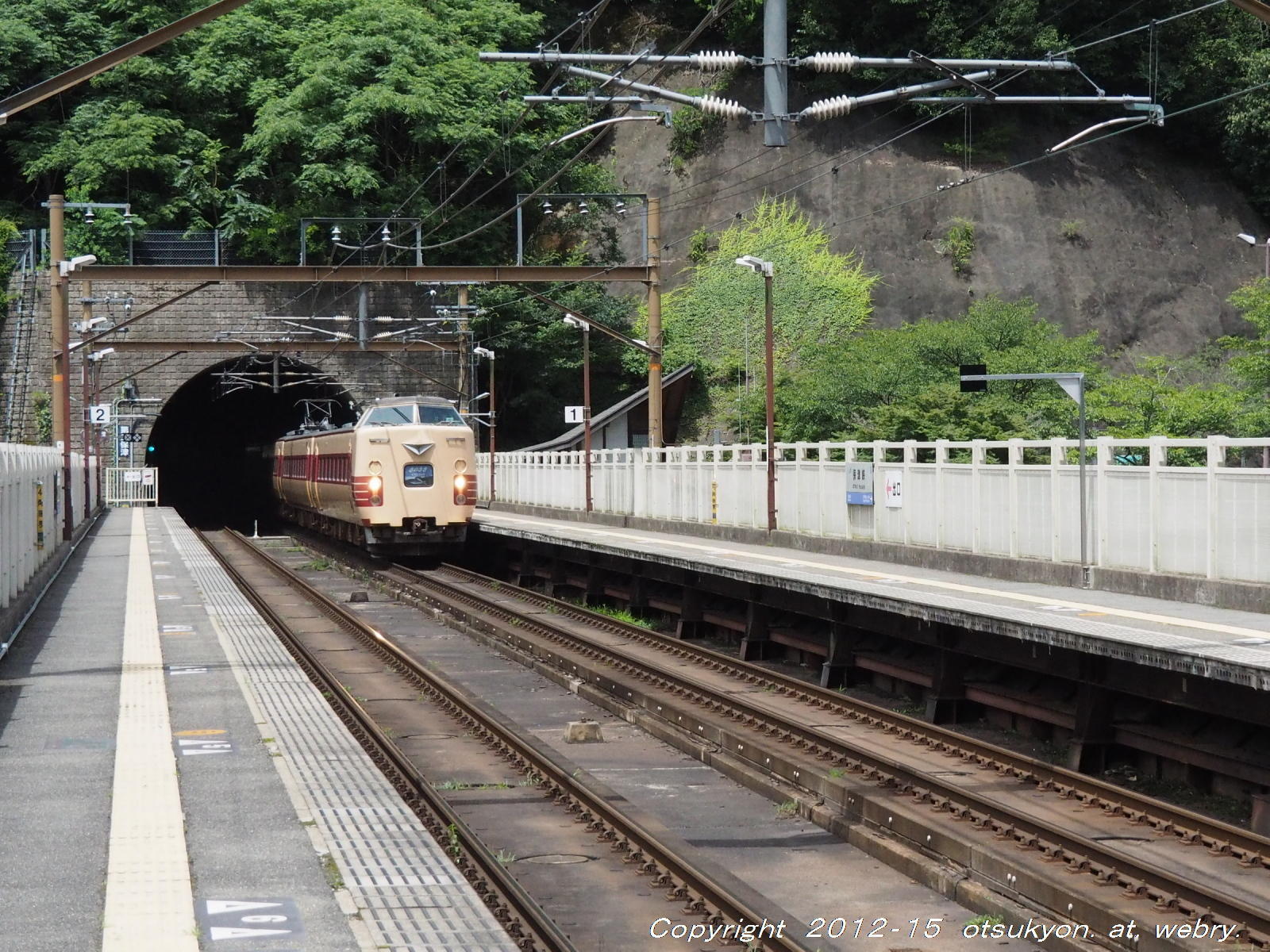 消え行く３８１系国鉄型特急車、、山陰本線・保津峡駅にて: OTSUKYONの