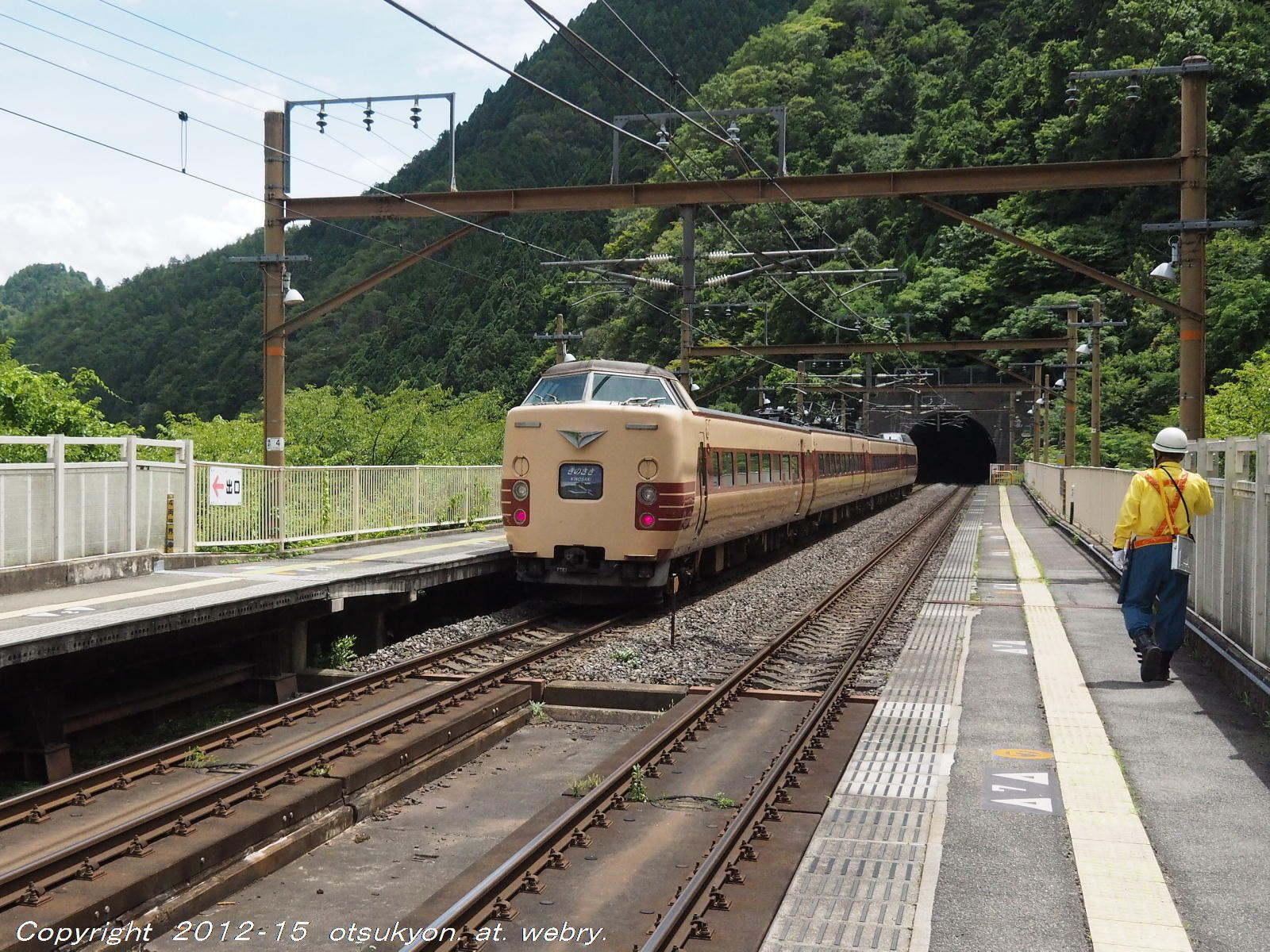 消え行く３８１系国鉄型特急車、、山陰本線・保津峡駅にて: OTSUKYONの